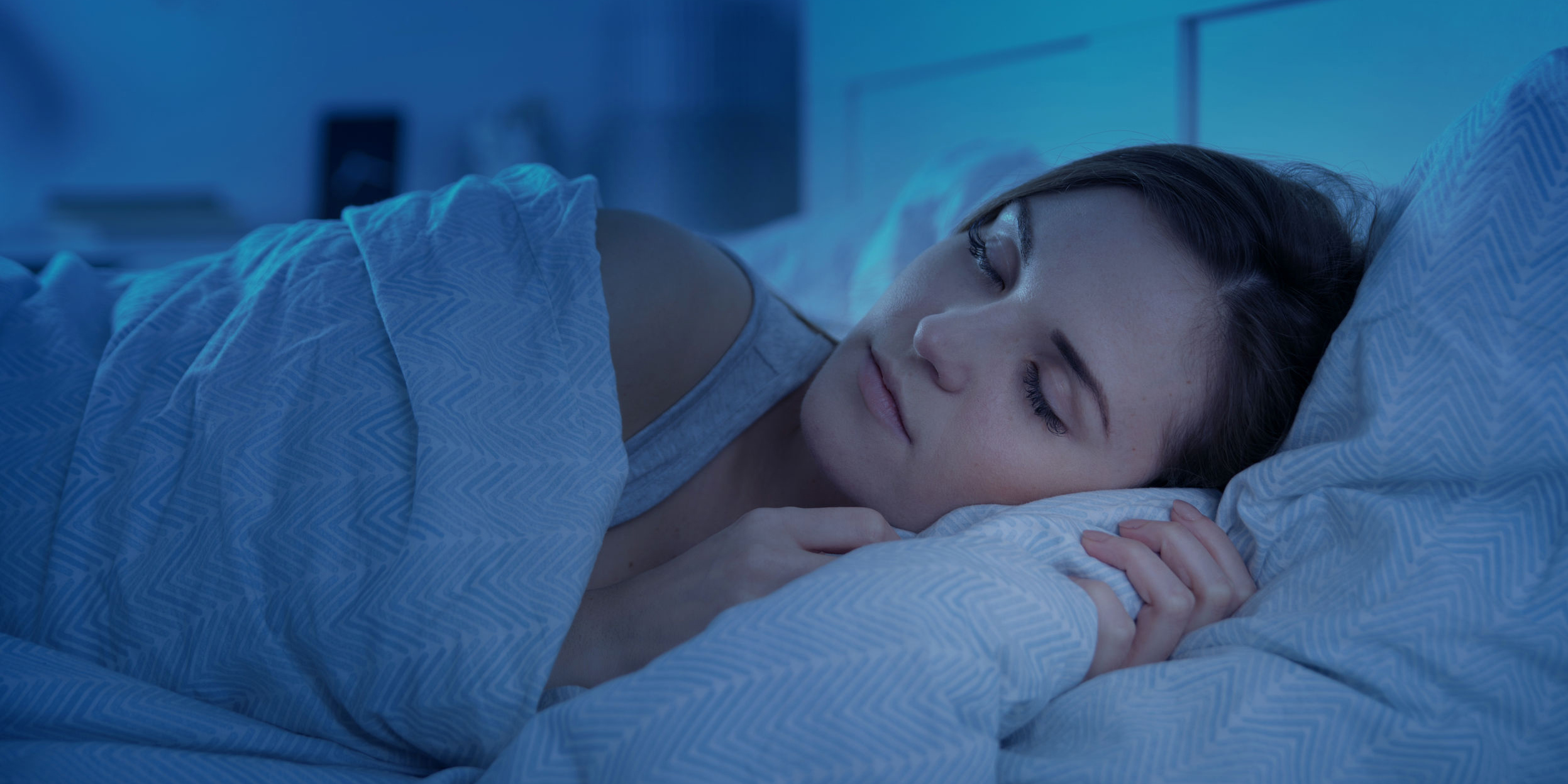 Girl peacefully sleeping in bed at night Schlaf